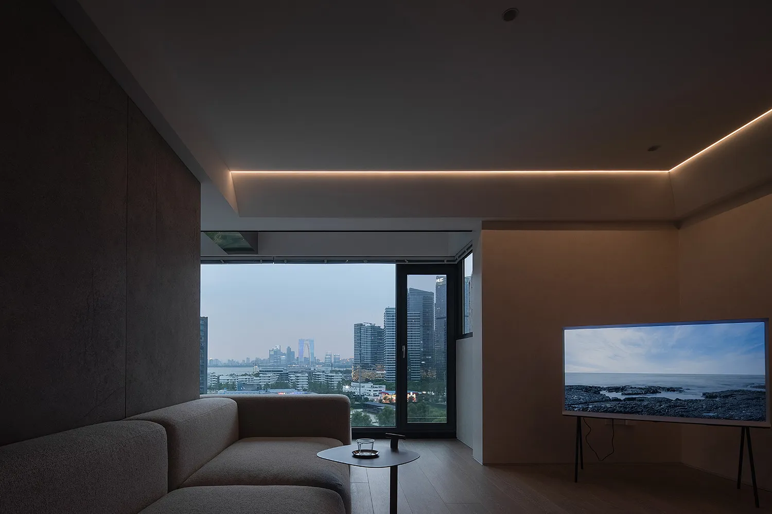 一間現代簡約風格的客廳，搭配木質地板與城市景觀。
