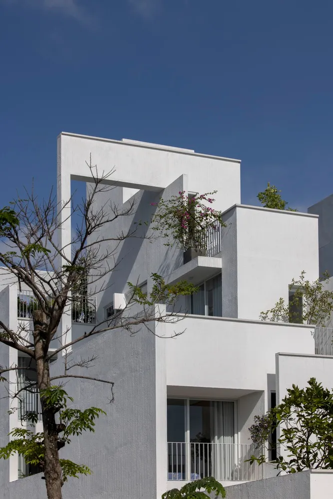 現代住宅建築,擁有白色與灰色混凝土外牆。