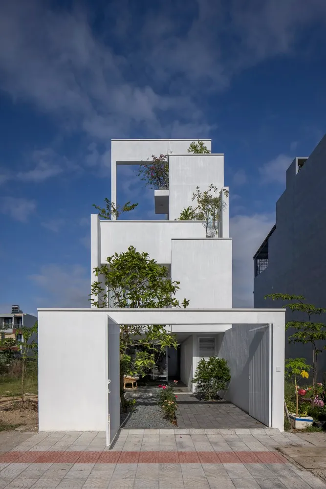 現代住宅建築採用白色混凝土設計並搭配綠意植栽。