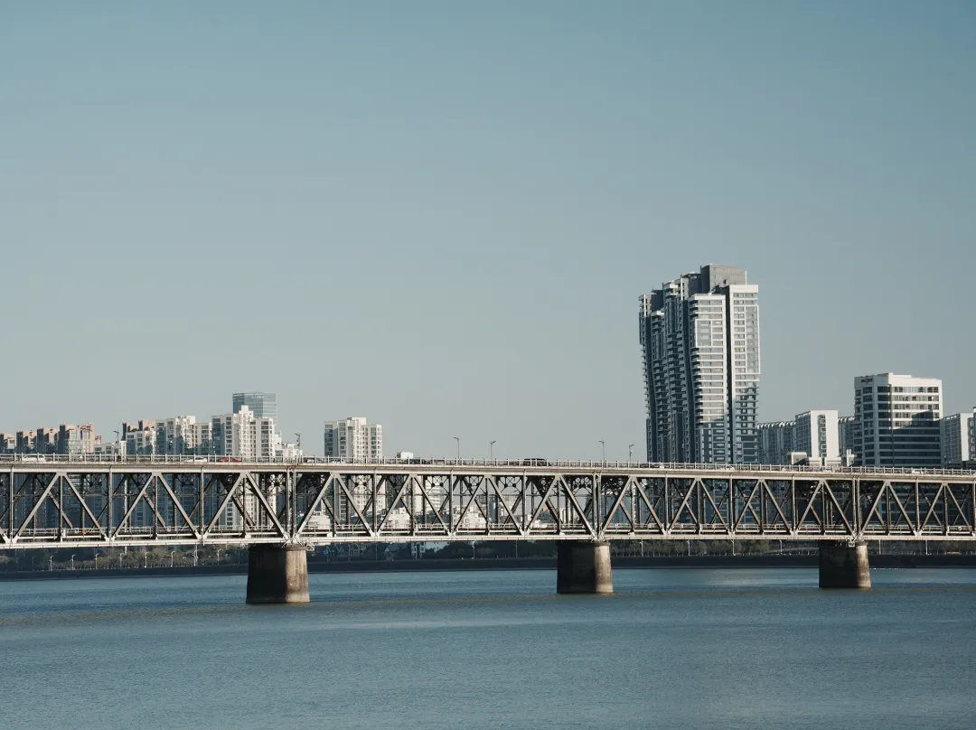 現代金屬構造橋樑橫跨水面