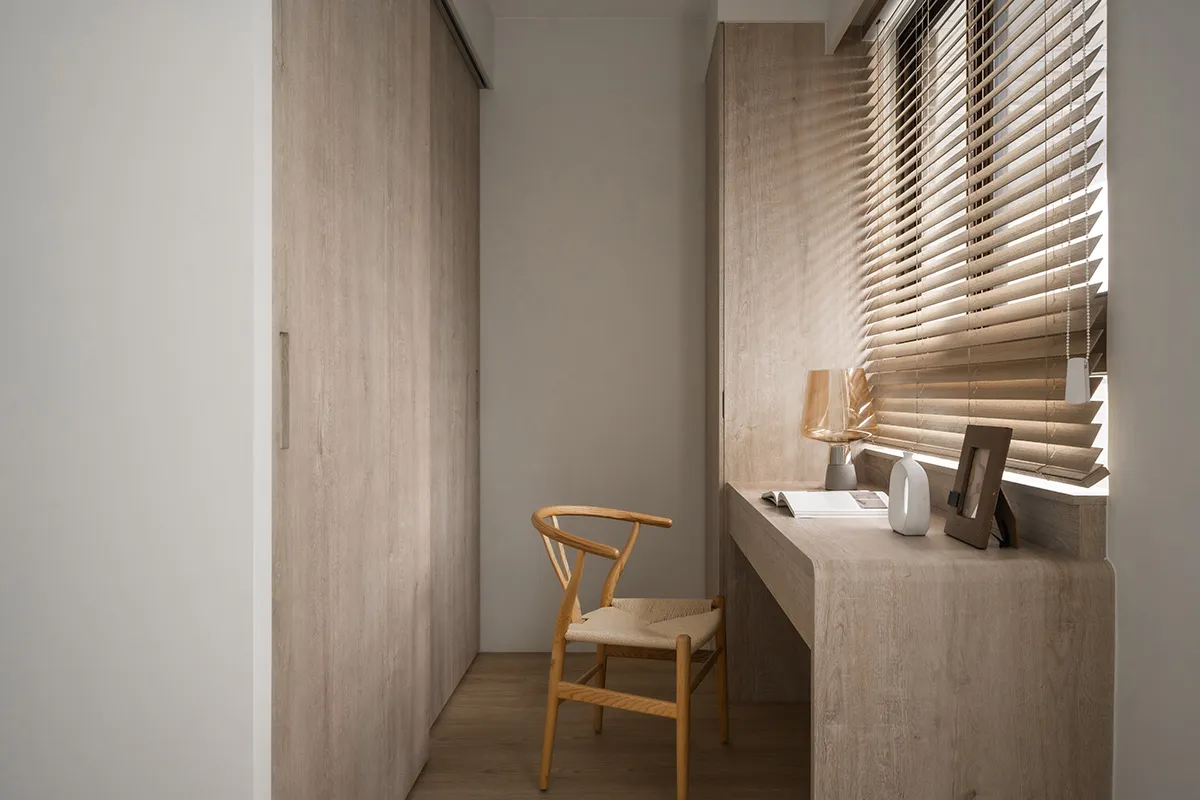 A modern workstation designed with wooden materials.