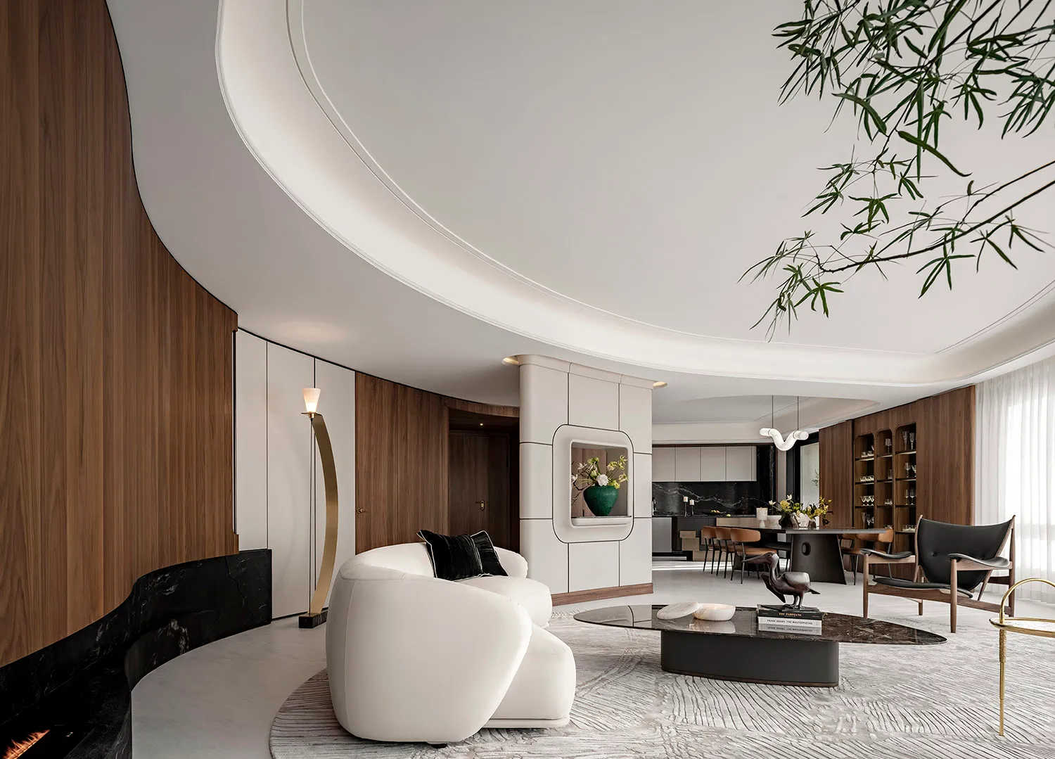 現代客廳內有白色皮革沙發、木質牆面與黑色大理石壁爐。