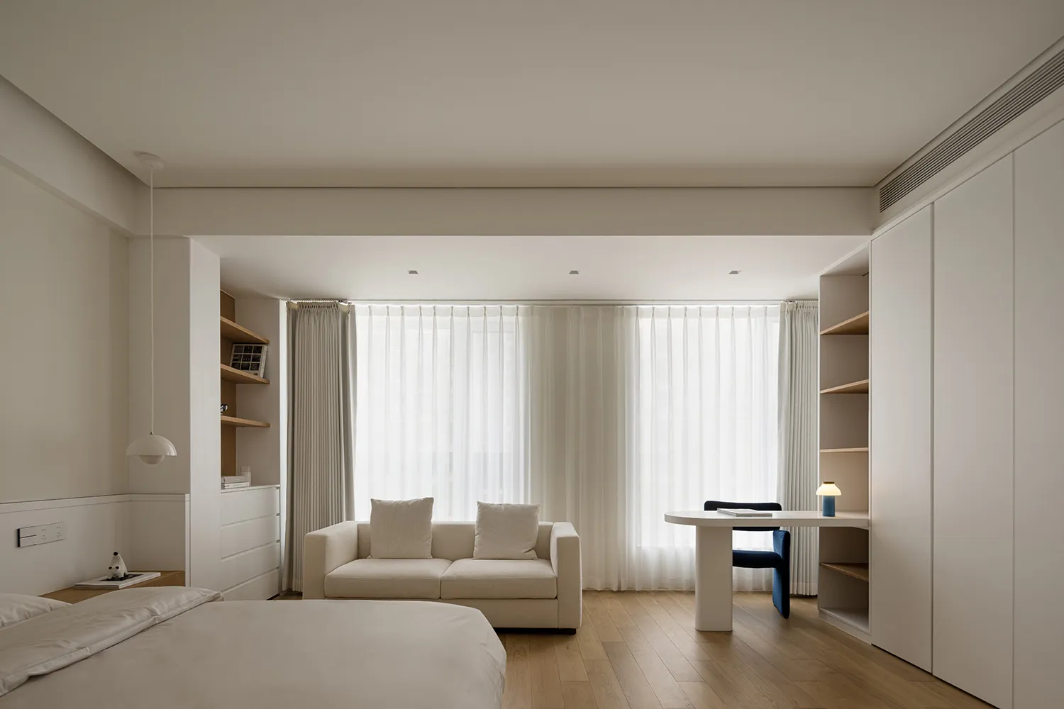 Simplified living space with a modern minimalist design, featuring neutral colors and a relaxing atmosphere.