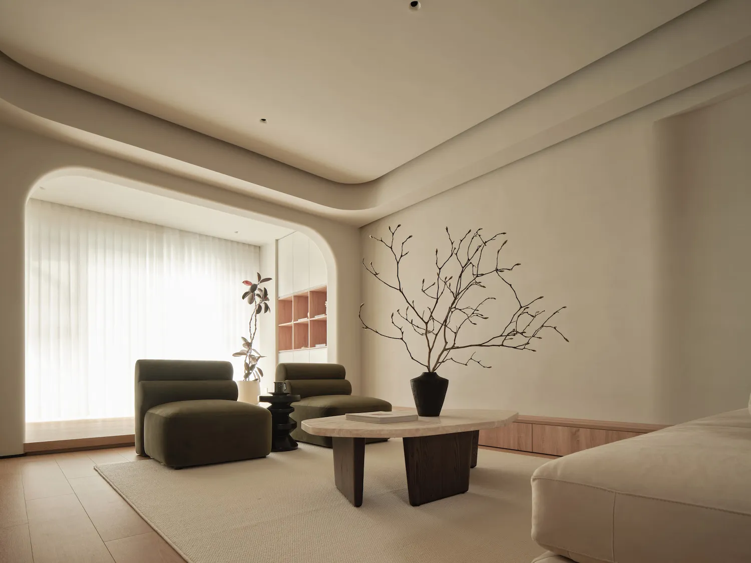 極簡客廳,搭配現代木質家具與圓形咖啡桌及植物。