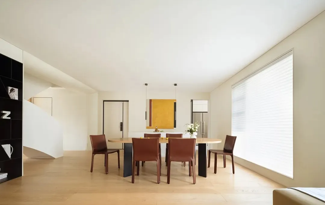 簡約室內擺放木製餐桌與餐椅。