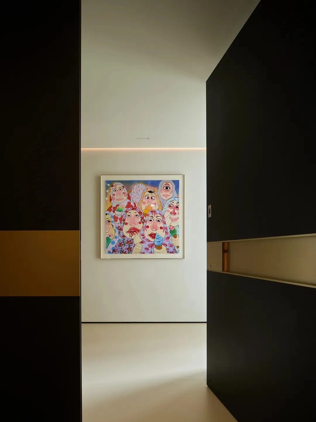 現代極簡室內設計,展示一件描繪多位人物的當代藝術作品。