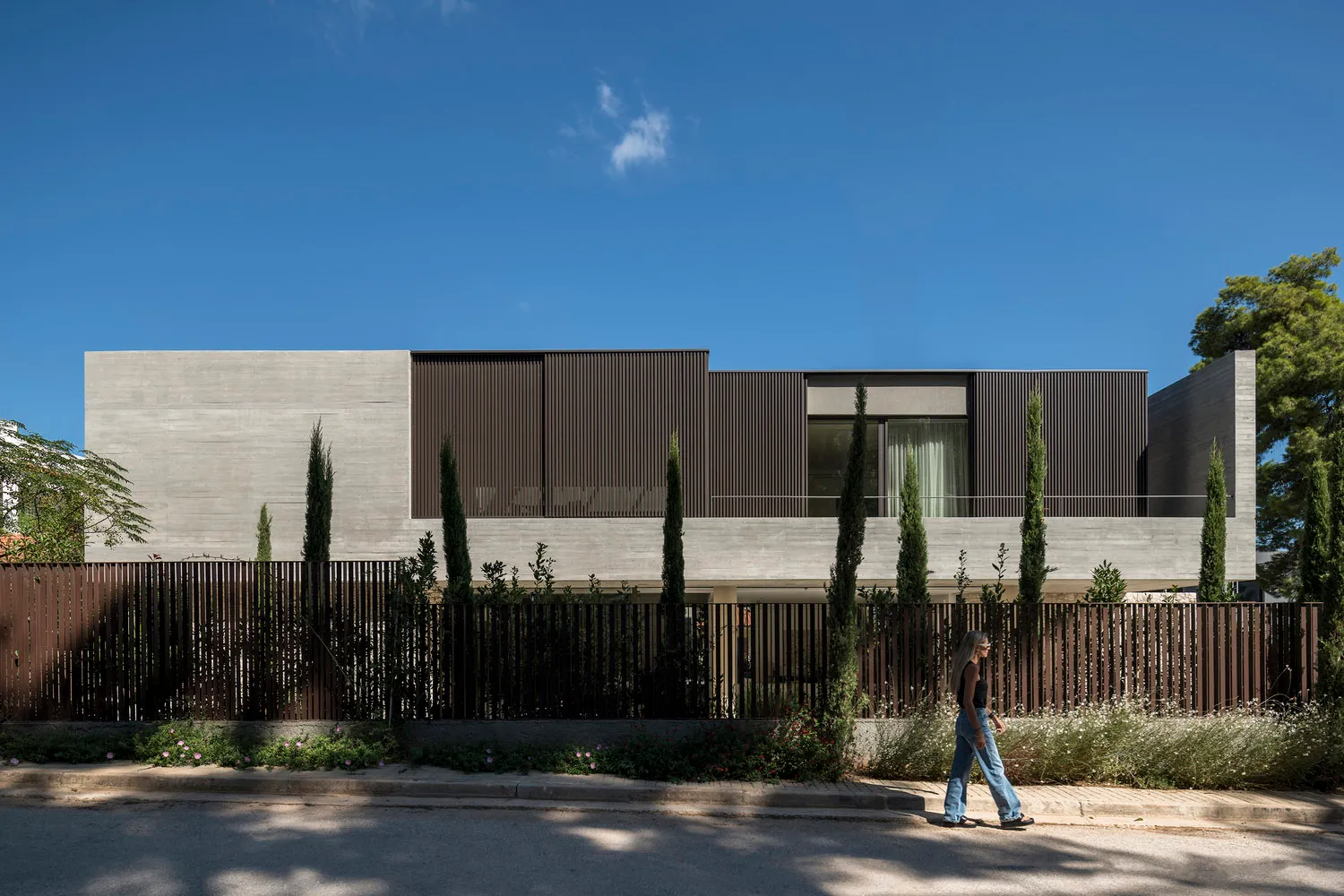 現代極簡風住宅,外牆採用清水混凝土材質並搭配大面窗。