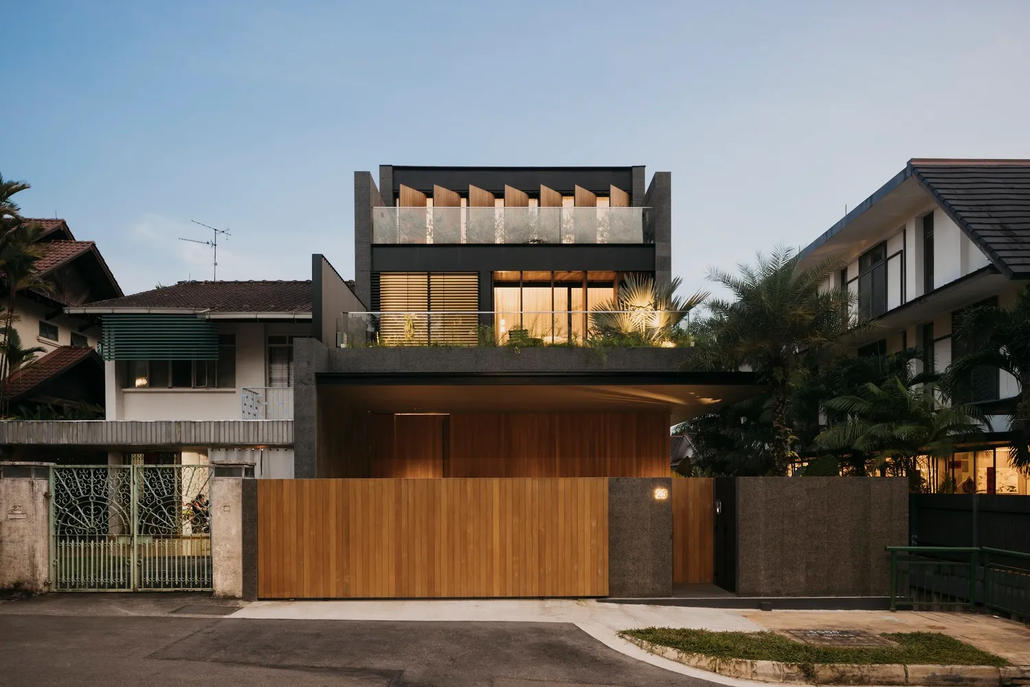 現代住宅建築,入口處採用木質嵌板大門。