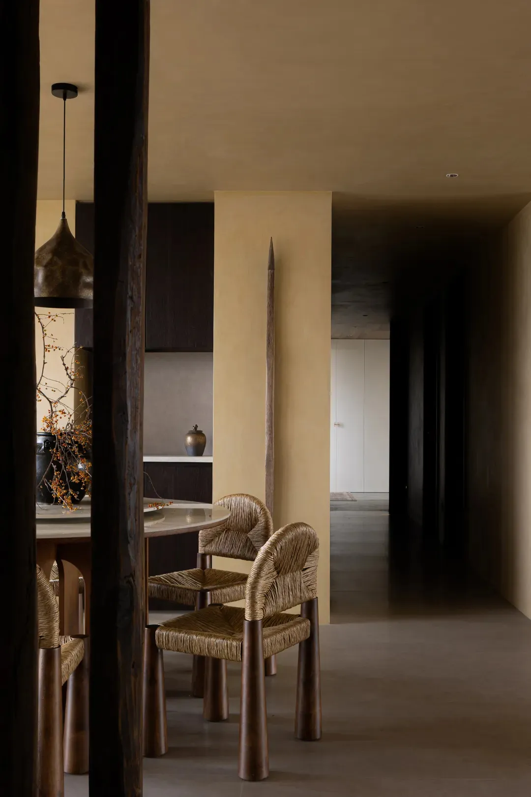 現代餐廳以木質家具與極簡裝飾為特色。