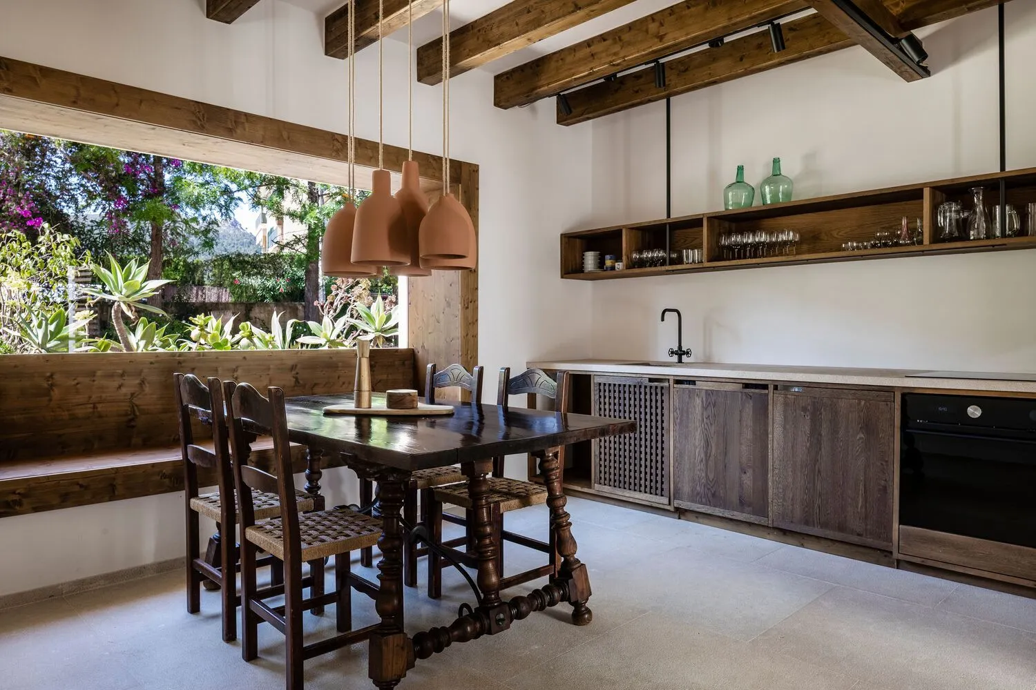 現代工業風廚房餐廳，採用木質與混凝土材質，搭配木製餐桌與木椅