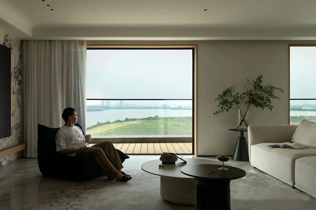 現代簡約客廳，配有大型窗戶，展現城市景觀與周邊地景的壯麗景色。
