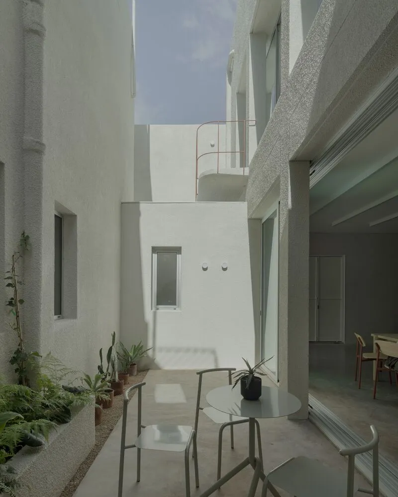 現代簡約室內空間，白色牆面搭配混凝土飾面