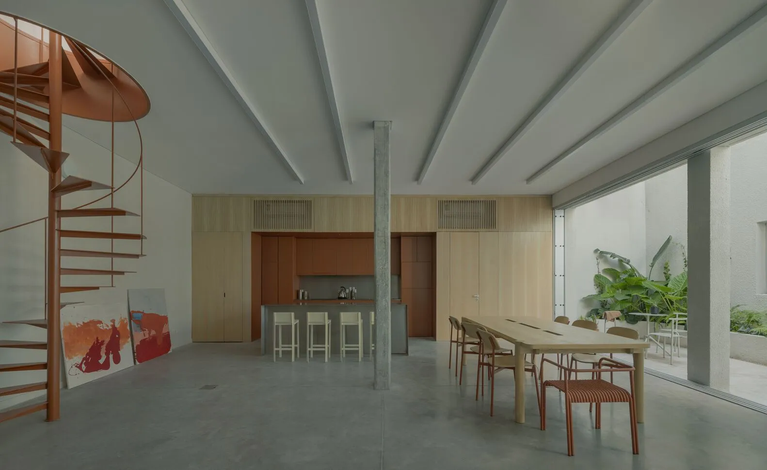 簡約餐廳內擺放木質家具,並設有大面窗戶。