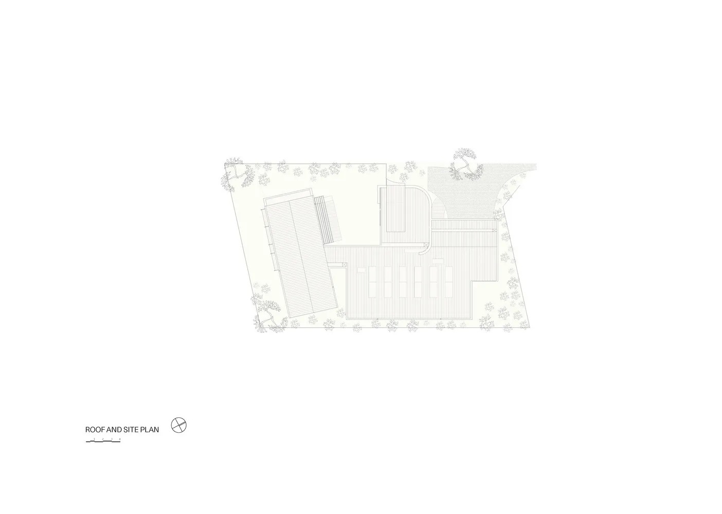 一張黑白建築圖，描繪屋頂與基地平面配置。