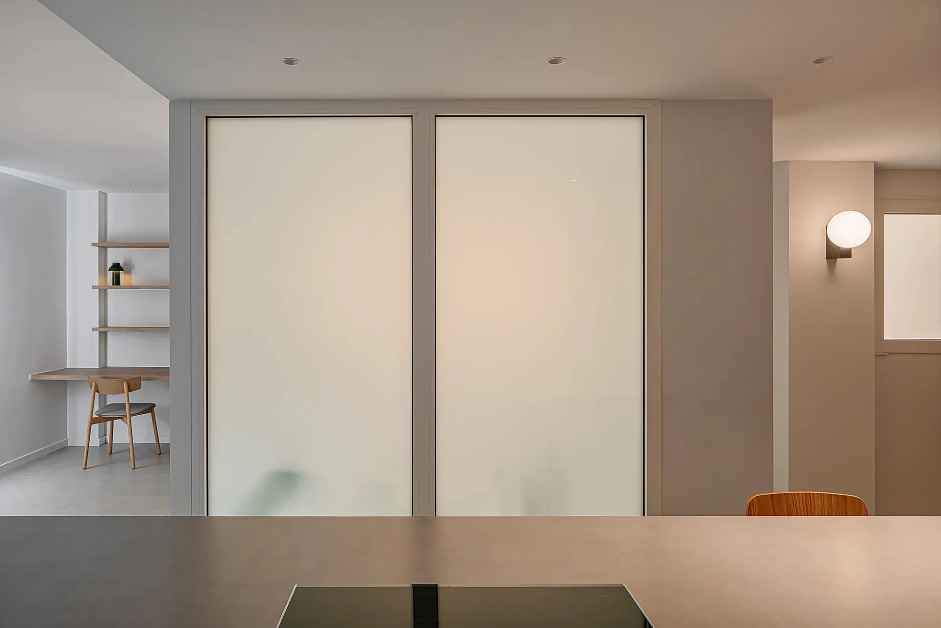 極簡現代廚房,搭配混凝土地板與牆面。