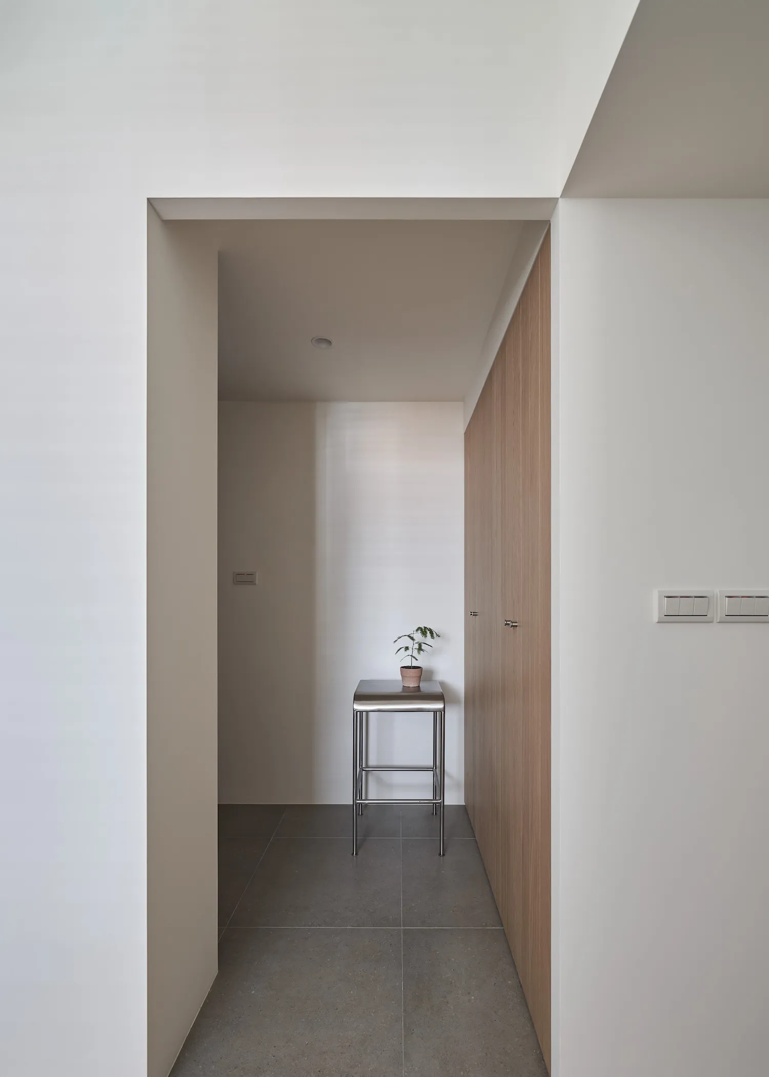 Modern minimalist interior design featuring a concrete floor and minimalist furniture.