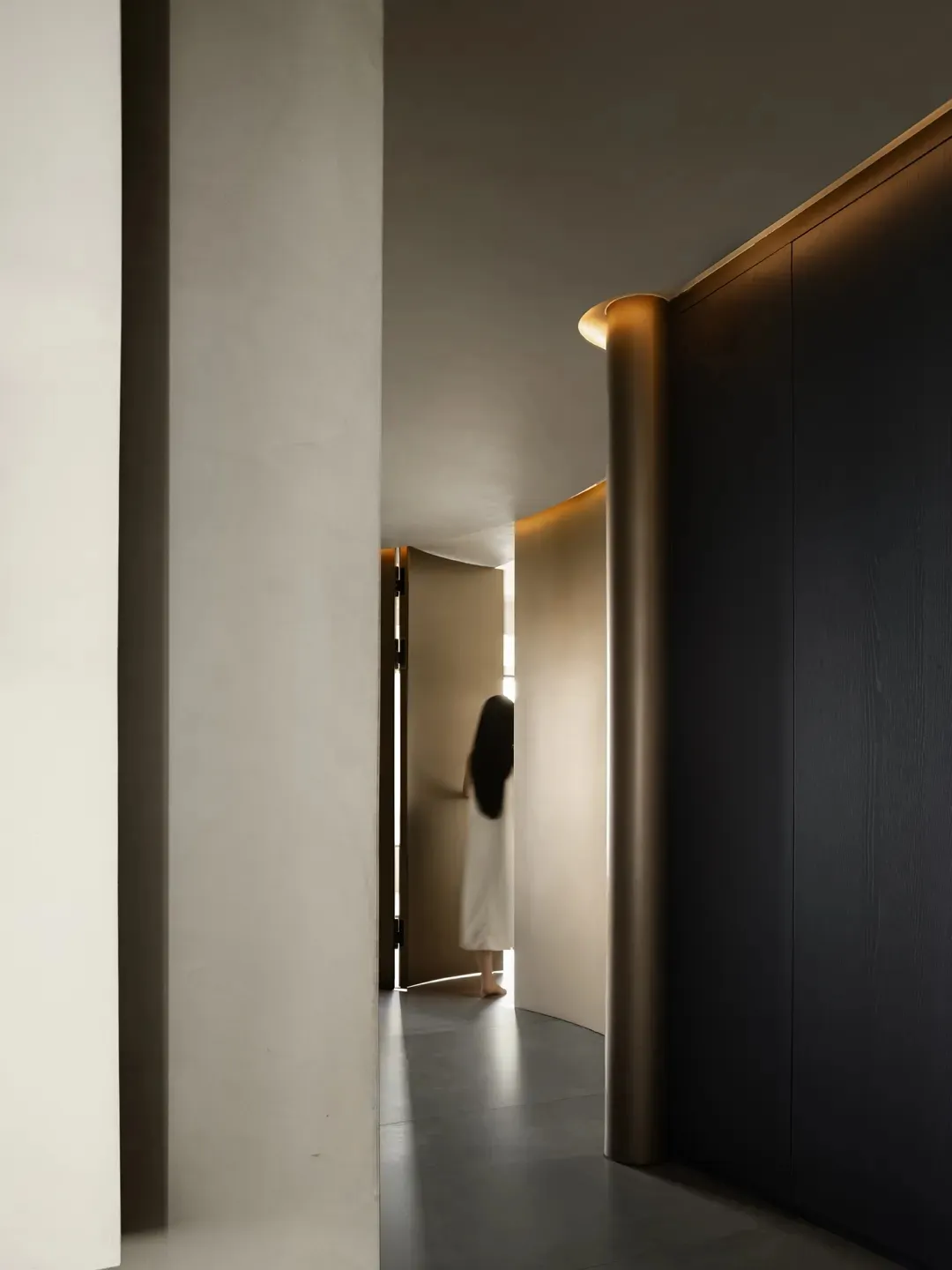 A modern bedroom featuring minimalist design principles with a combination of wood and concrete materials.
