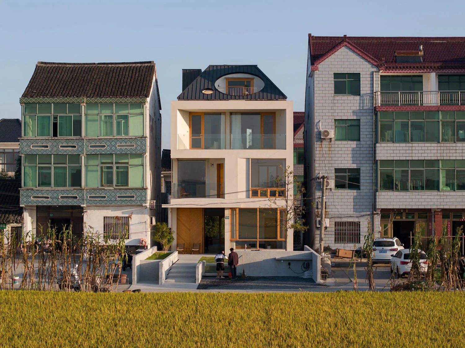 以混凝土材質打造的現代住宅,擁有大面窗與極簡設計。