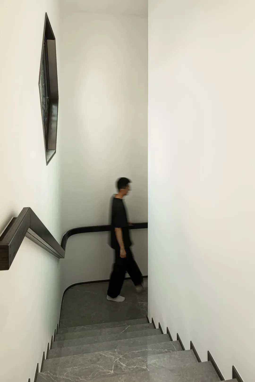 極簡室內空間,展示混凝土樓梯。