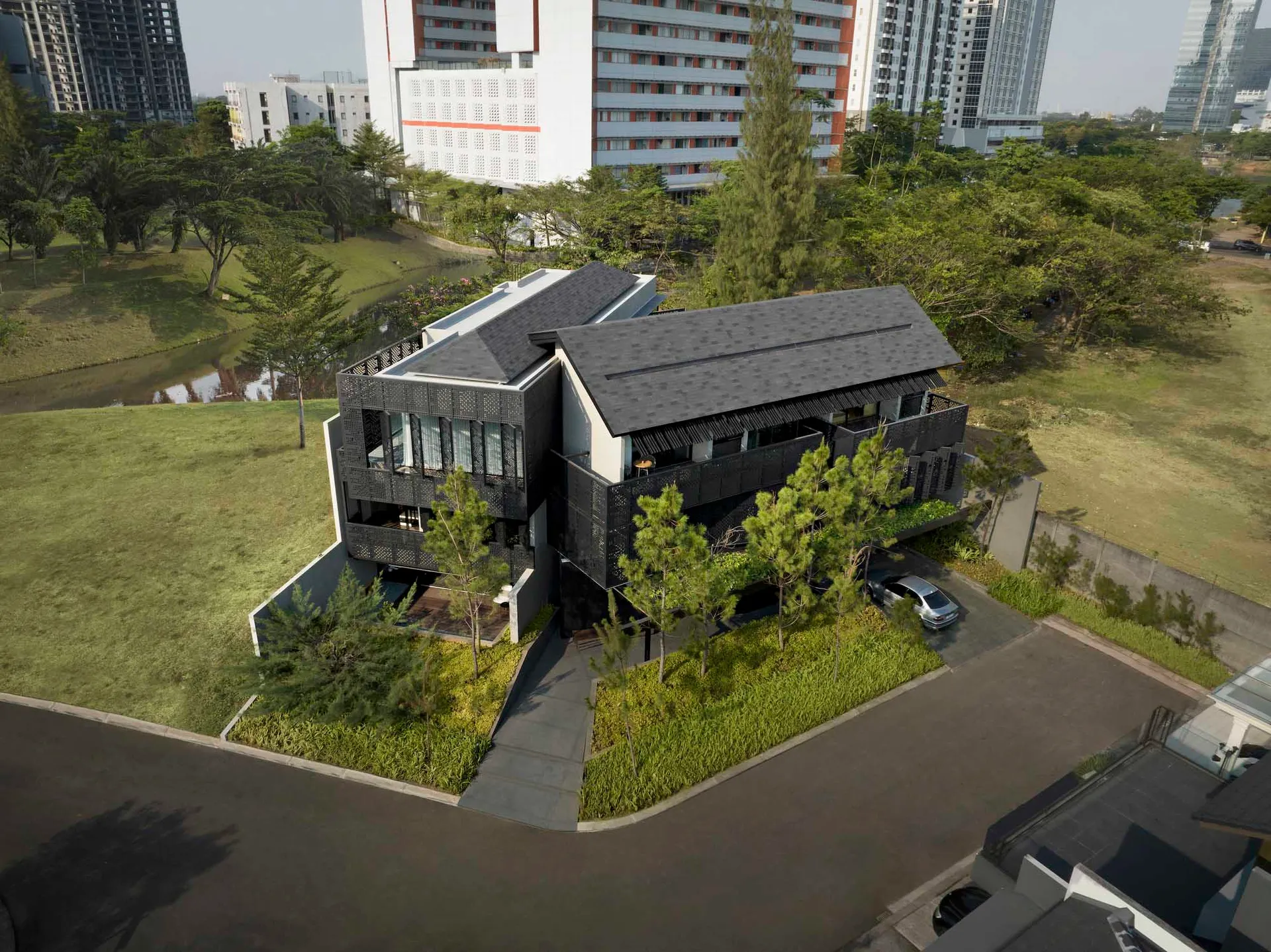 一座現代建築,擁有金屬外牆與黑色窗戶及欄杆。