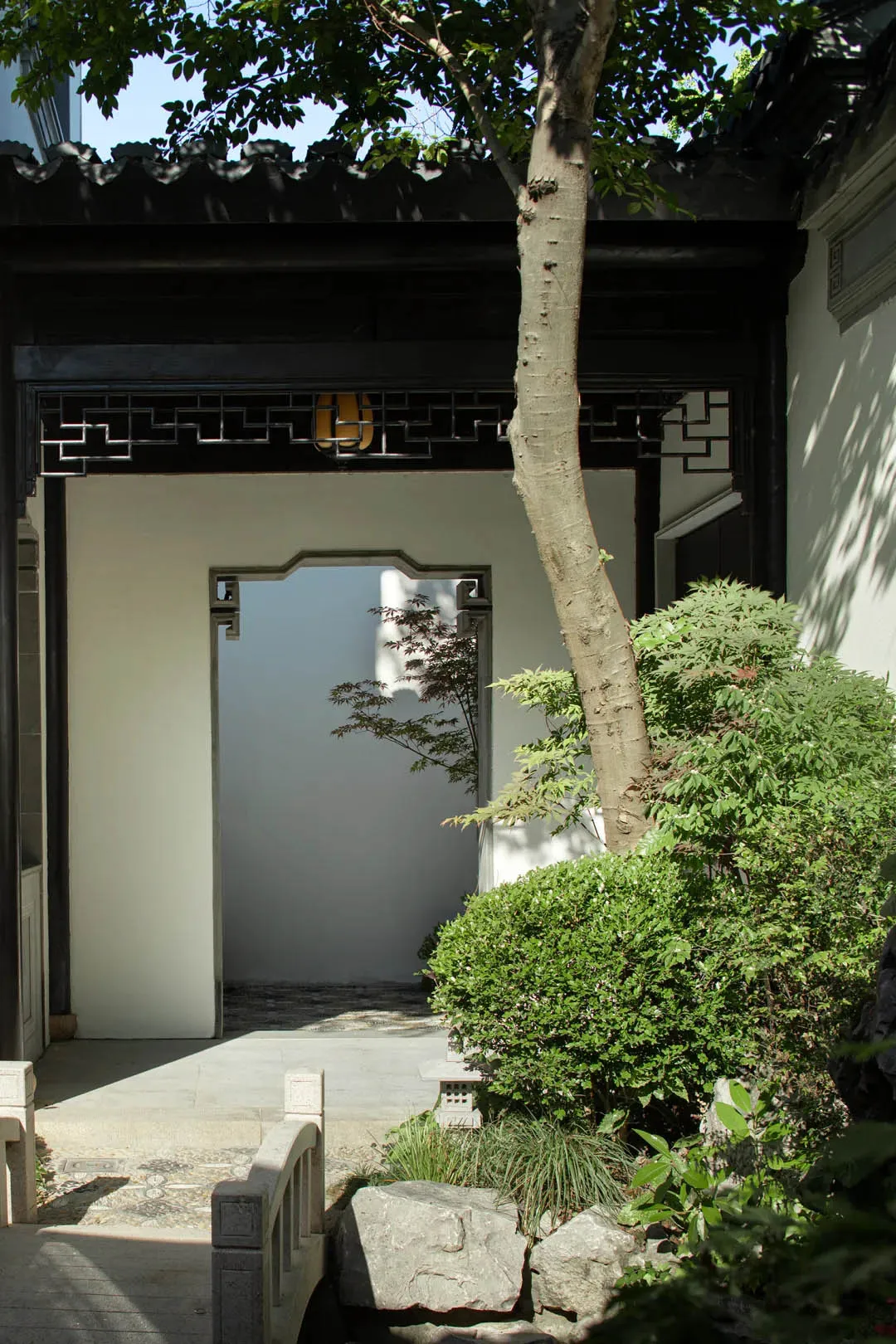 傳統中式庭園，石板步道搭配木質元素。