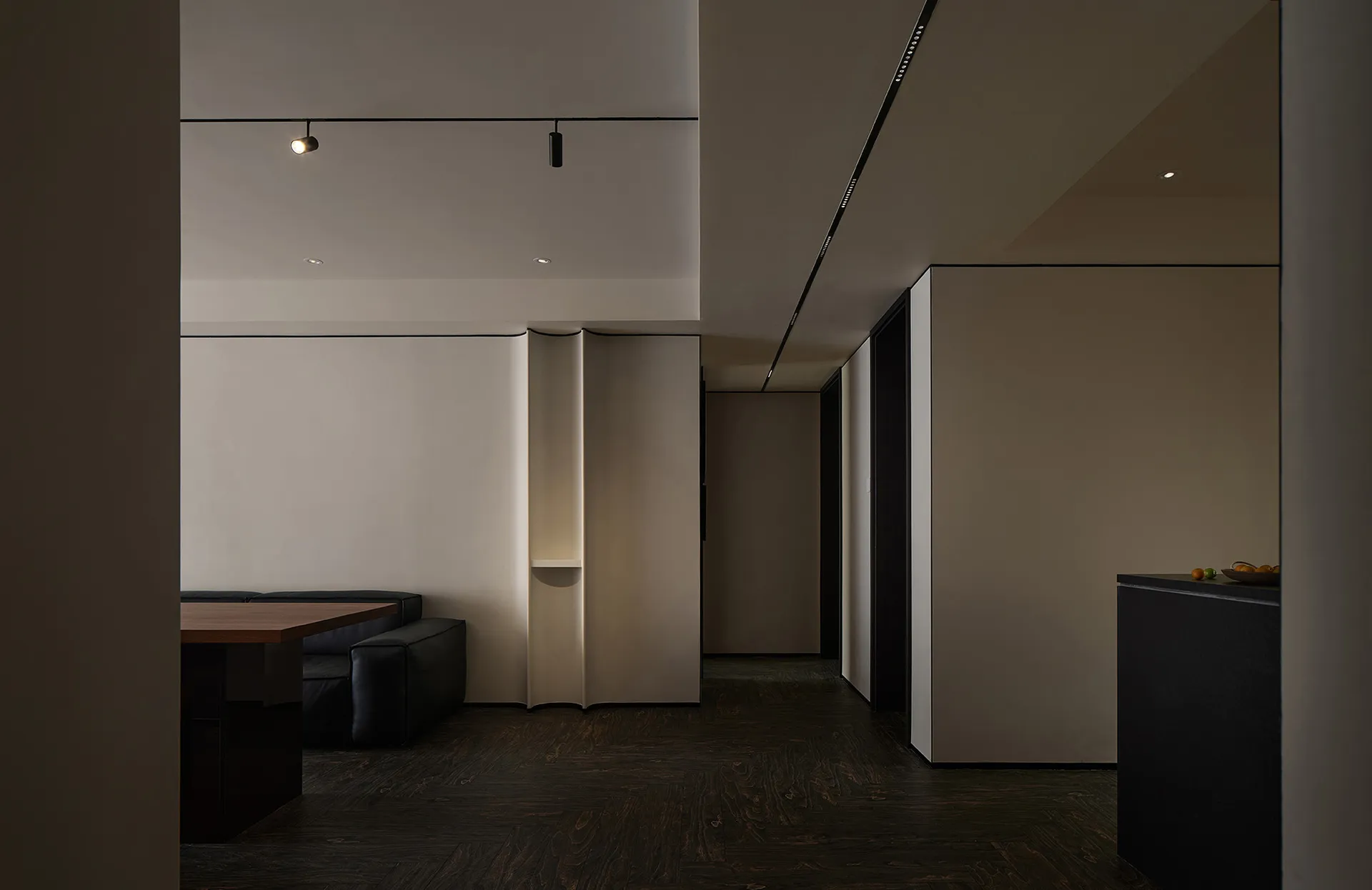 Modern interior design with white walls and black furniture, showcasing contemporary style.