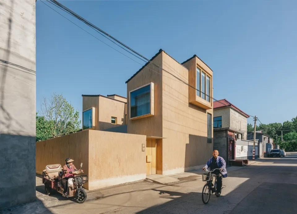 現代街景,混凝土建築與清澈藍天。