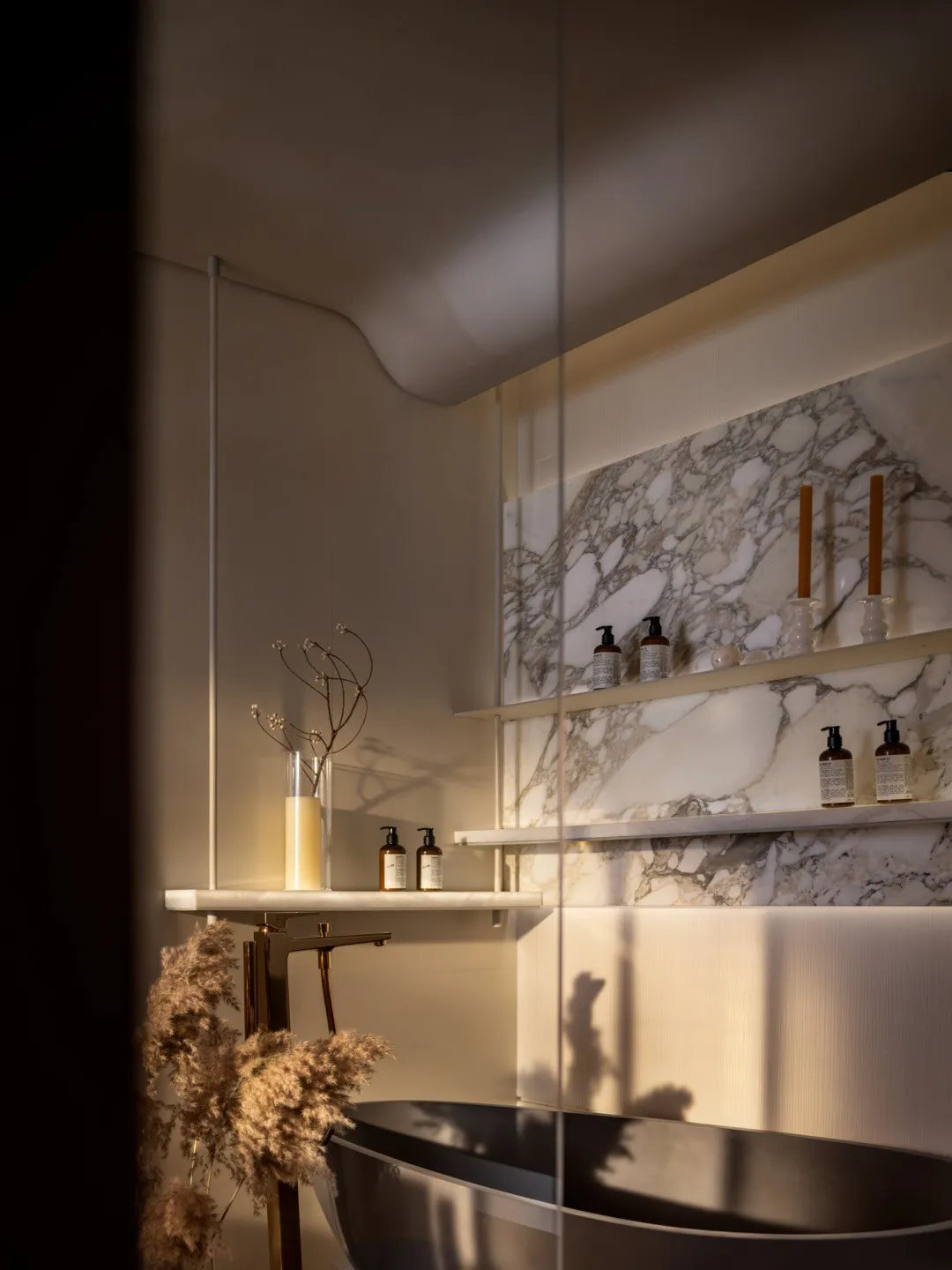 現代衛浴室內空間,搭配大理石飾面