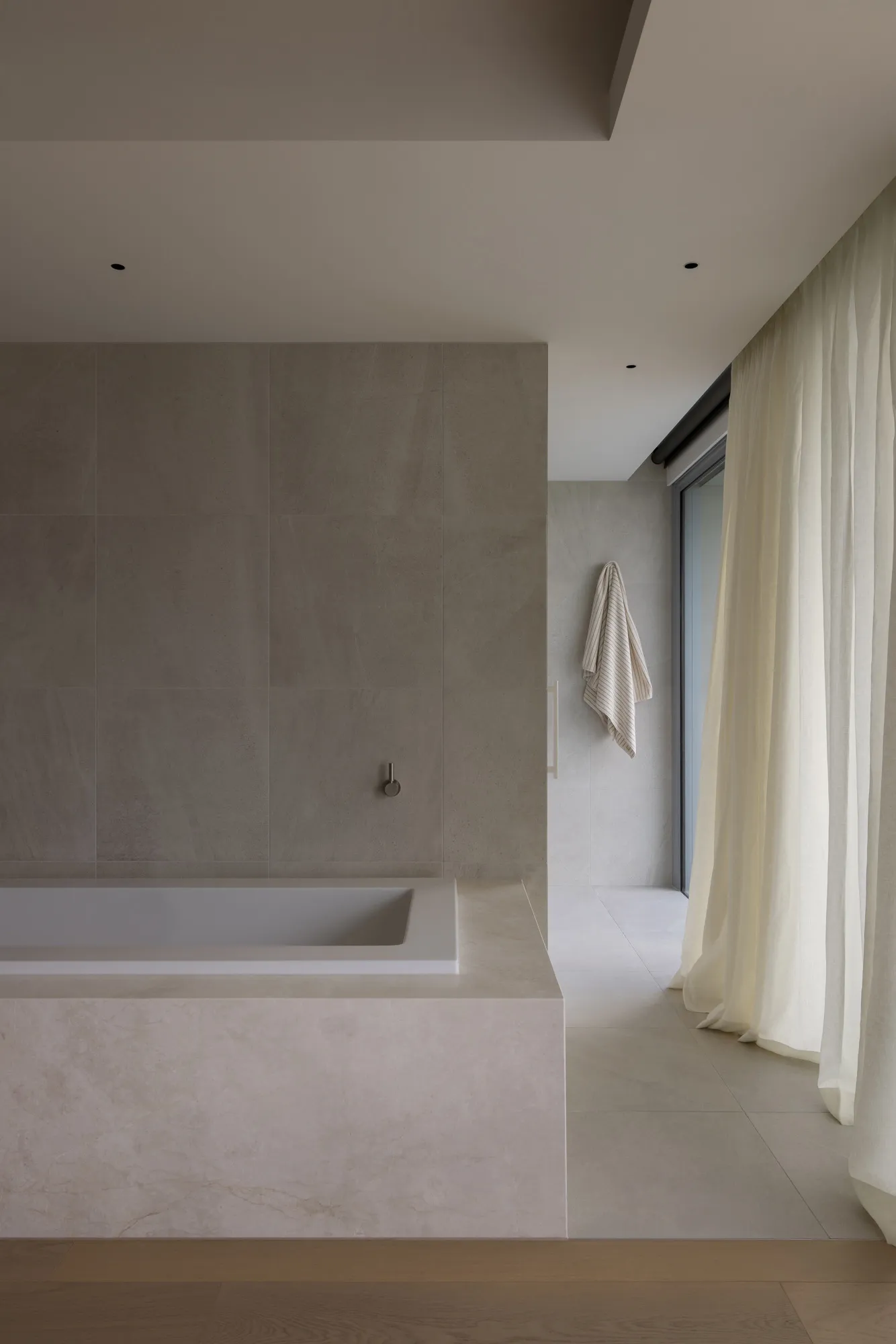 Modern minimalist bathroom featuring marble finishes and a serene atmosphere.
