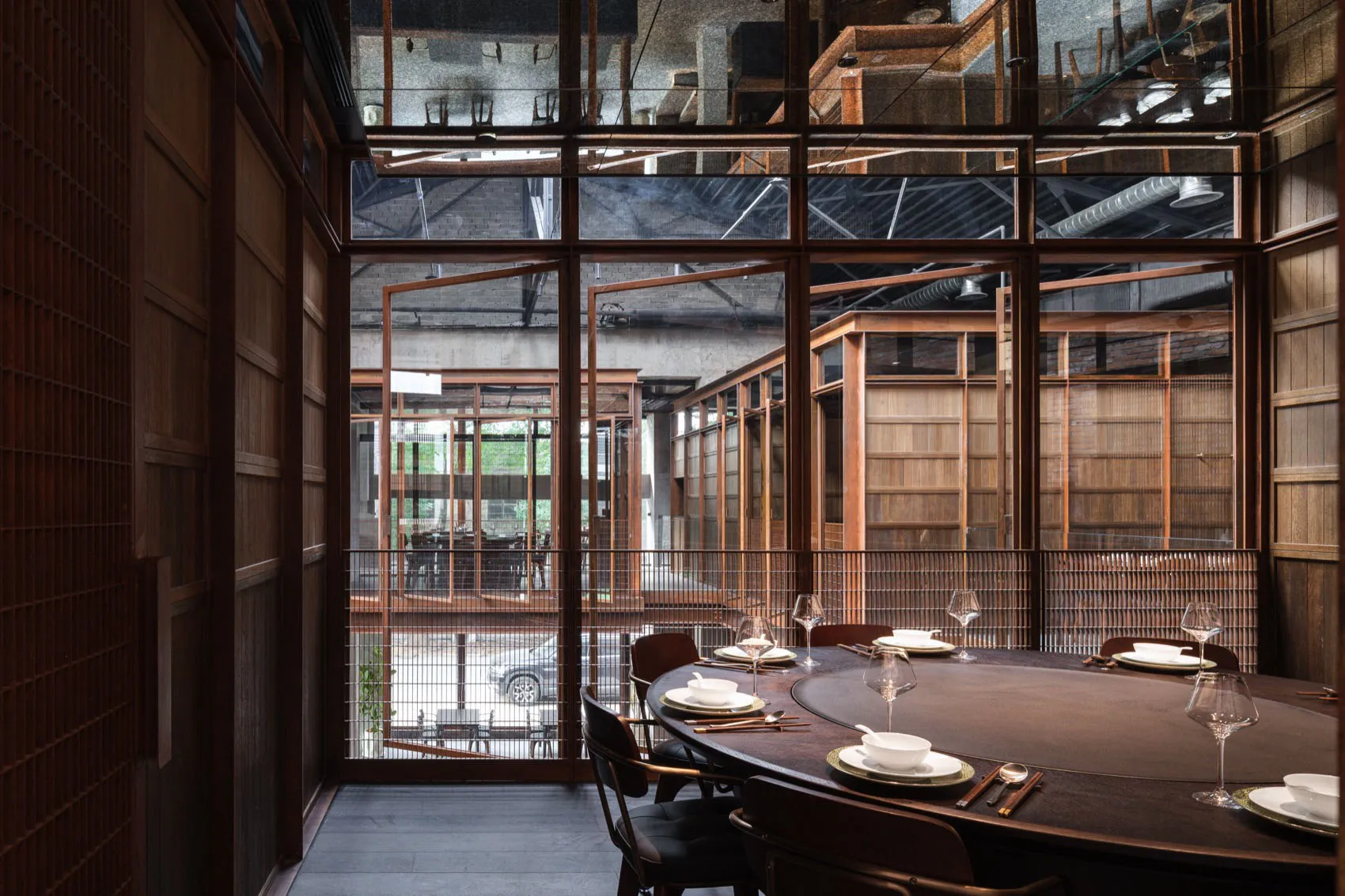 現代餐廳餐廳內設有大型圓桌與木製椅,搭配大面窗戶。