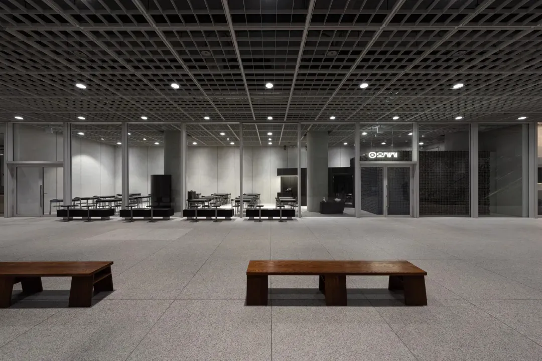 寬敞的現代辦公室室內,展現裸露的混凝土與鋼材結構元素。
