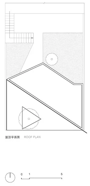 一張黑白建築平面圖，描繪屋頂。