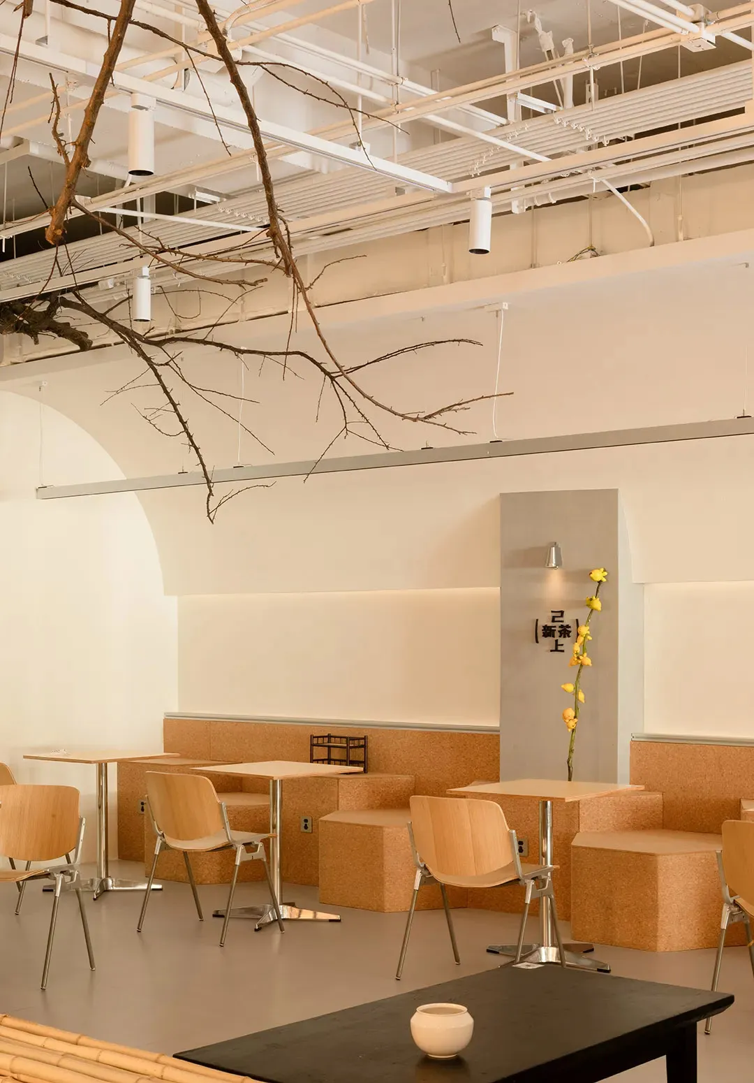 簡約餐廳室內,強調軟木與木質材料。