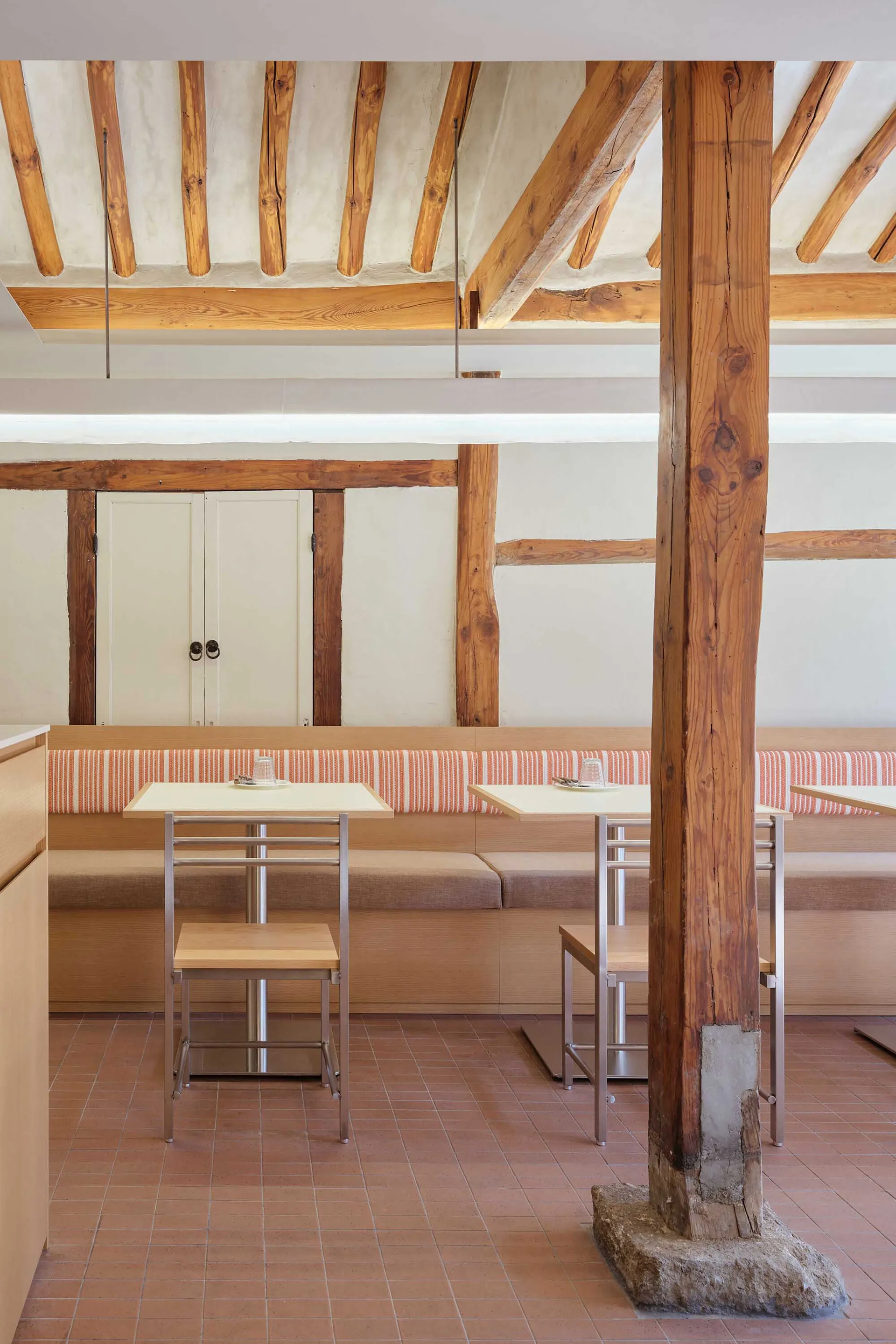 現代餐廳室內,配有木製餐桌、餐椅及嵌入式座位。