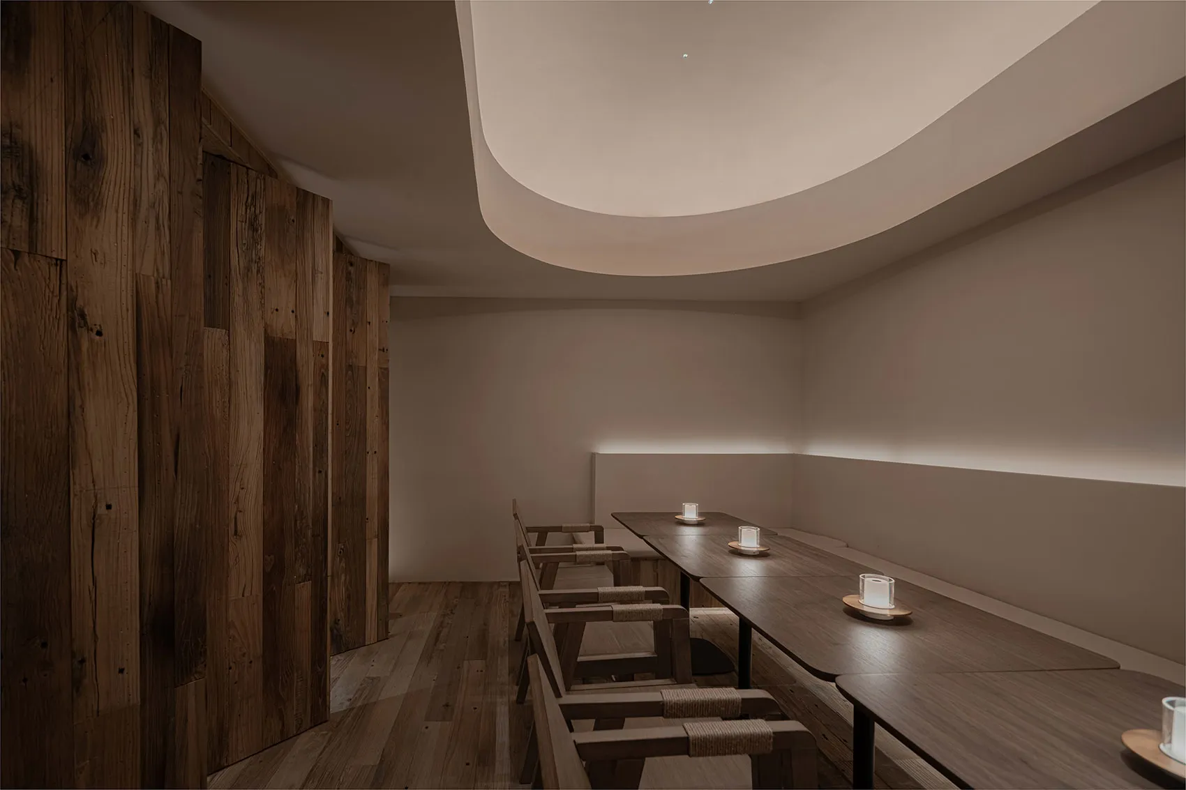 現代餐廳室內空間，搭配木質餐桌與長椅。