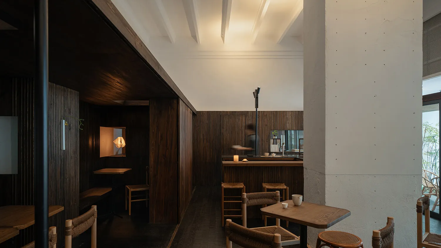 簡約風格餐廳室內,採用深色木板牆與木製家具。