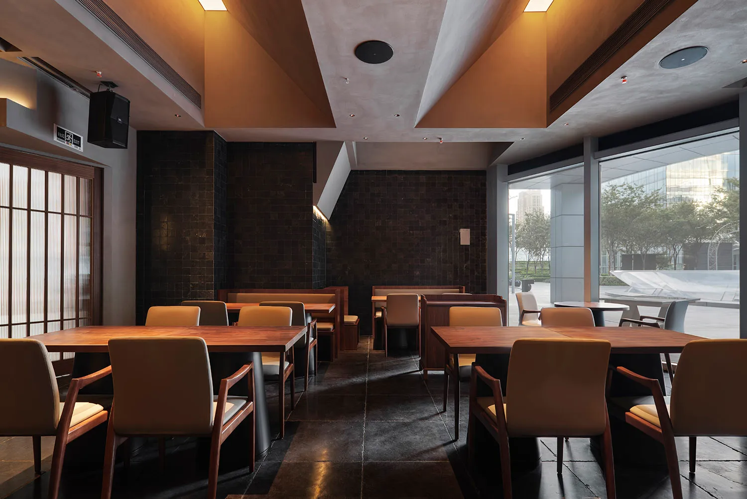 現代木質餐桌與皮革餐椅擺設於餐廳用餐空間。