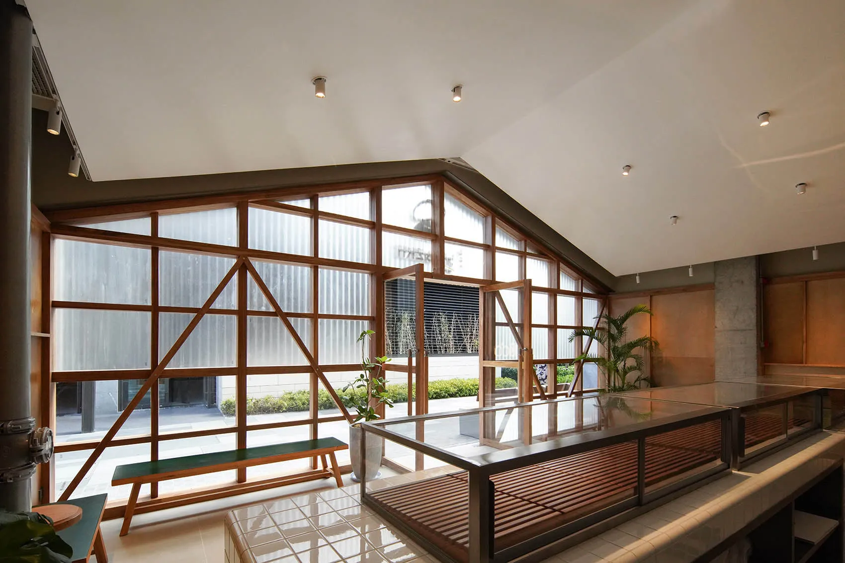 工業風格辦公空間,展現木質牆板與玻璃元素