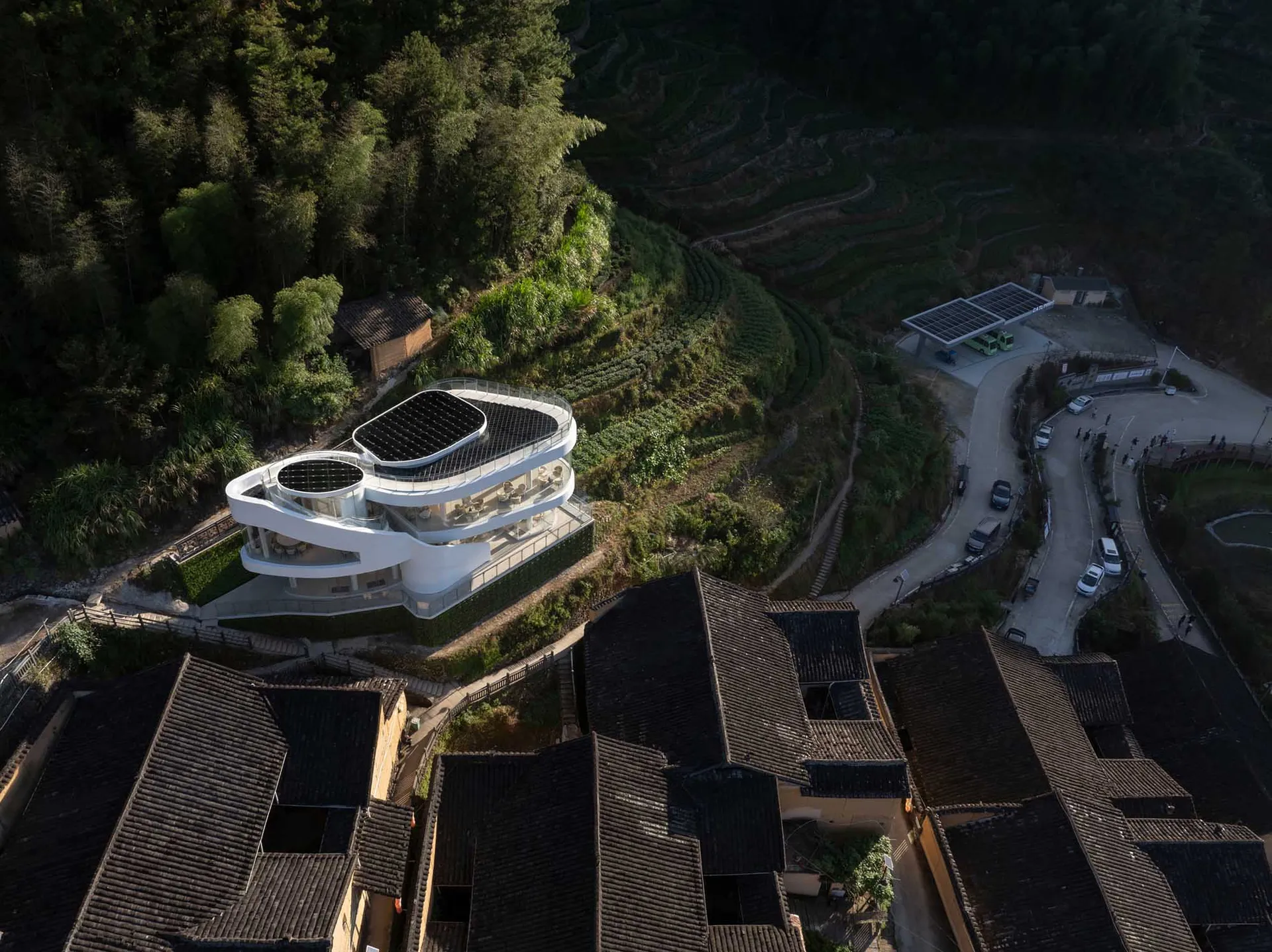 現代建築採用玻璃與混凝土外觀