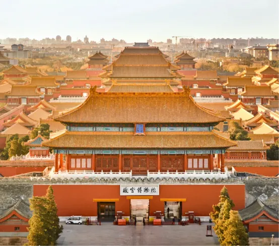 故宮博物院展現令人驚嘆的傳統中國建築特色，運用磚、木與金屬等傳統材料。