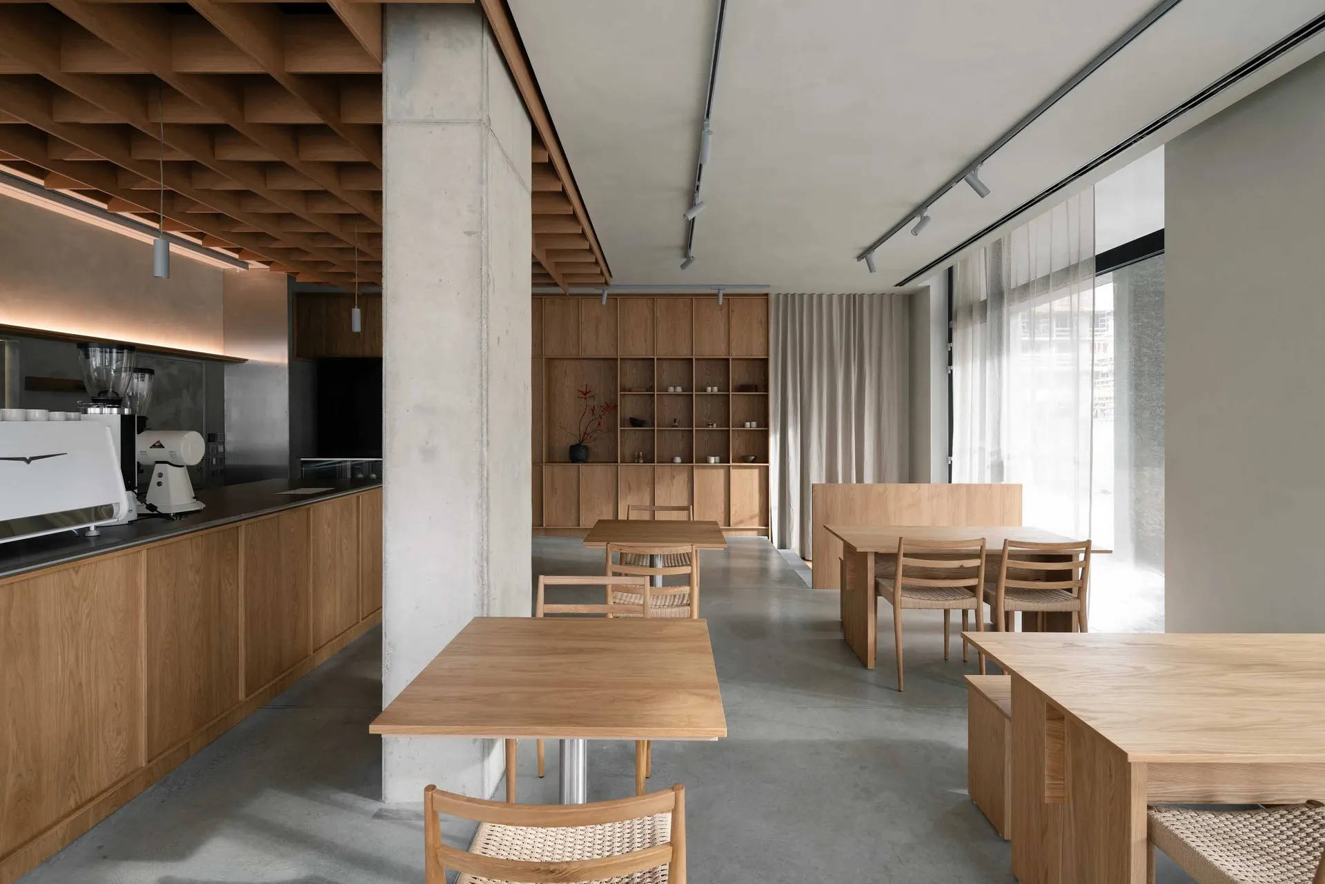 簡約風格的自助餐廳,搭配木質家具與混凝土地板。