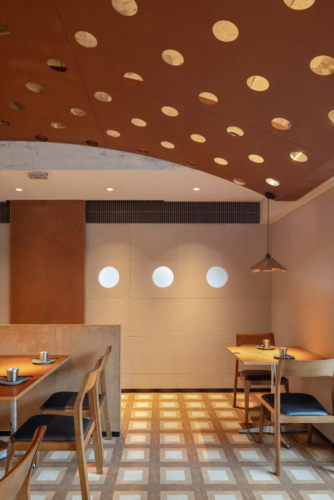 現代工業風餐廳室內，搭配木製餐桌、金屬元素與圖紋地板。