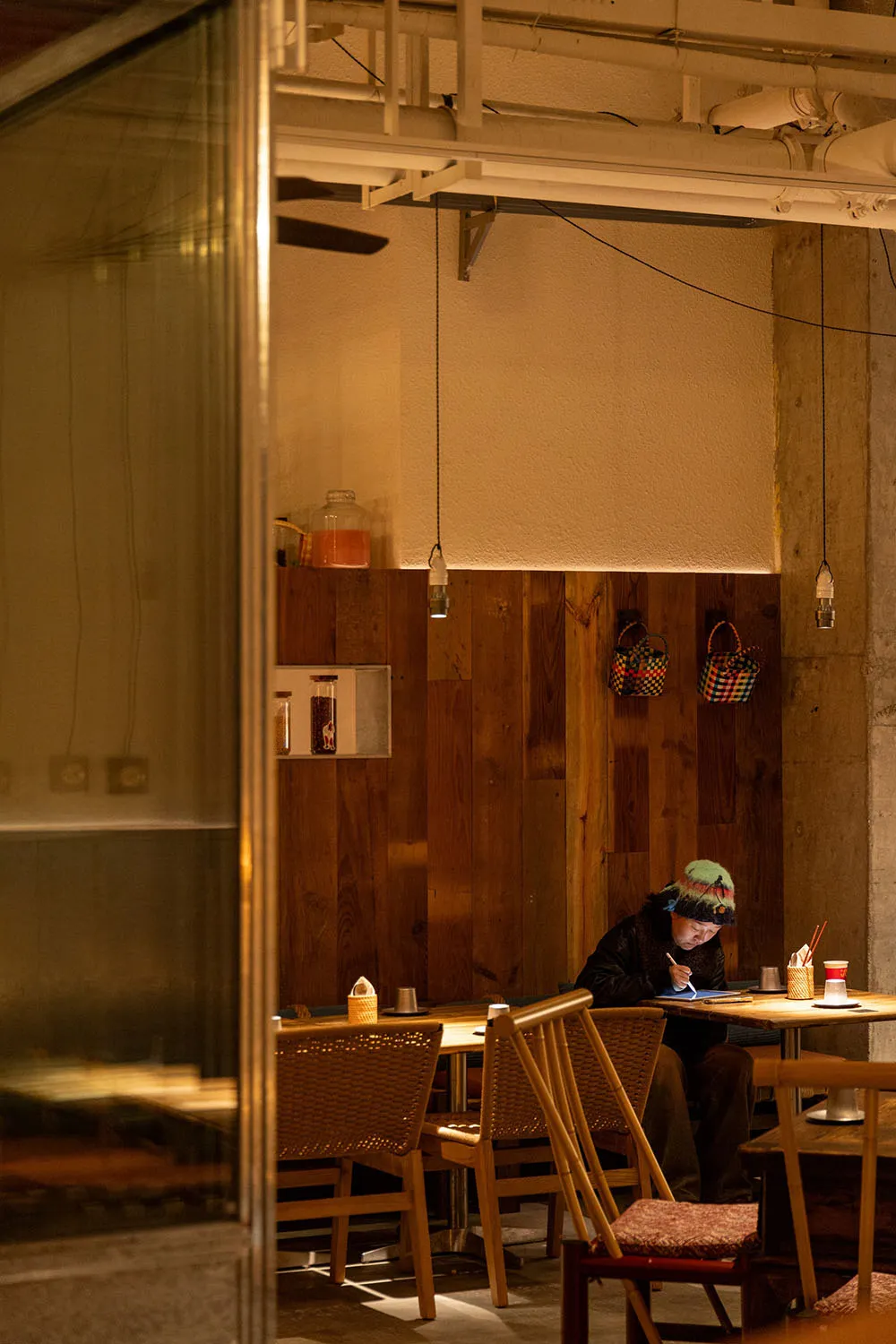 舒適的現代餐廳室內,搭配木質餐桌、餐椅與牆面。