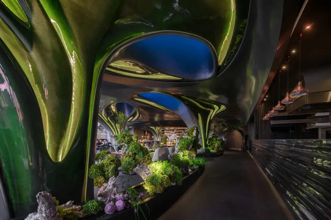 現代餐廳室內空間，綠色金屬牆面搭配發光植物。