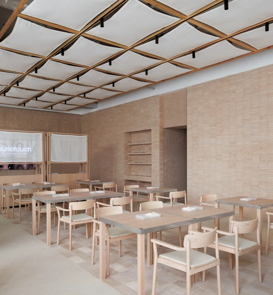 現代餐廳室內設計,搭配木質餐桌與混凝土地板。