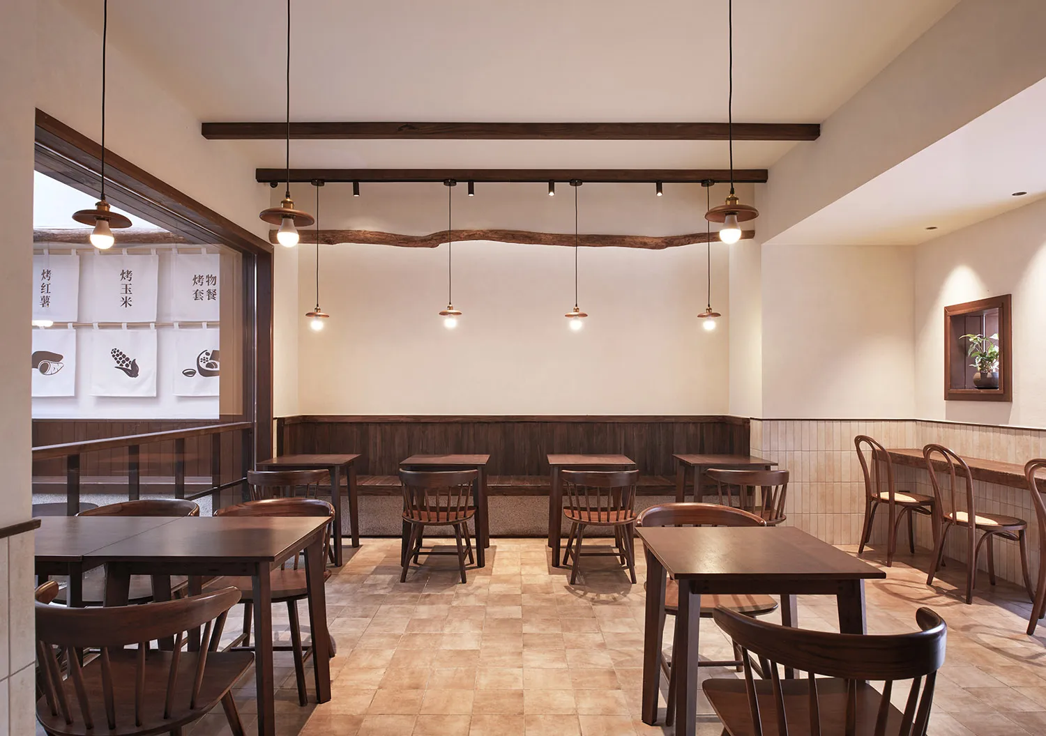現代餐廳室內,搭配木質傢俱與瓷磚地板。