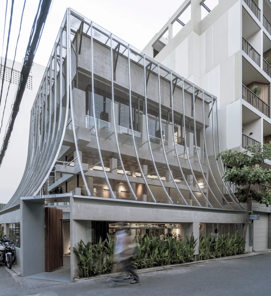 一棟採用玻璃、金屬與混凝土材質的現代辦公室建築,以平面圖呈現。