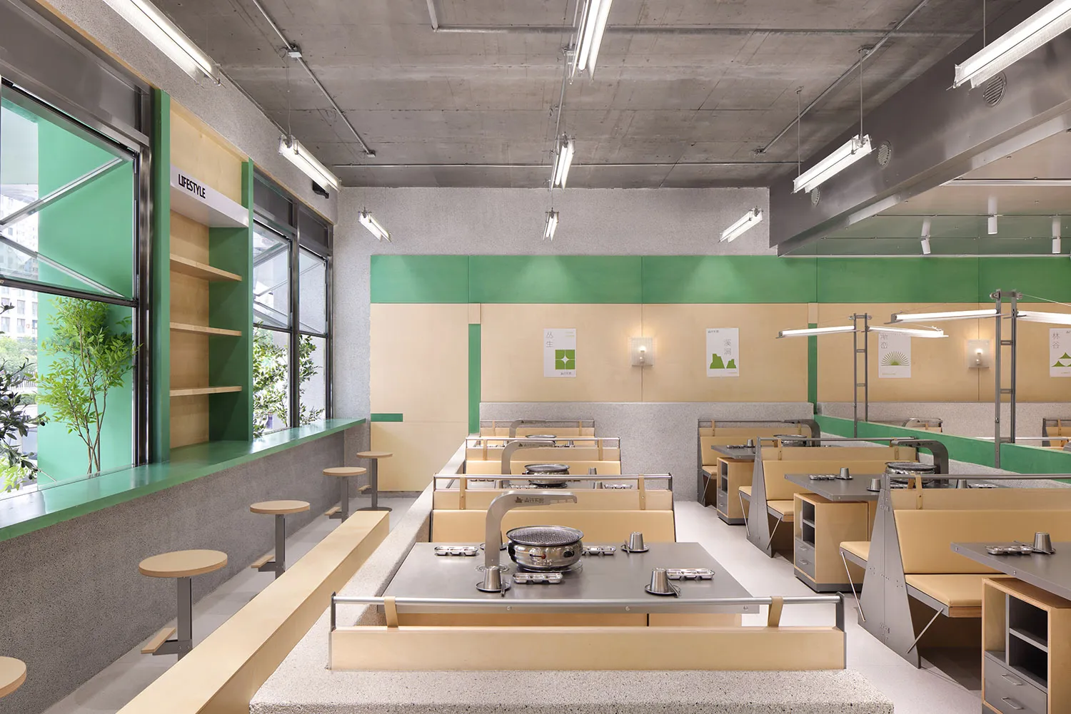 現代工業風餐廳室內,搭配極簡家具與裸露混凝土天花板。
