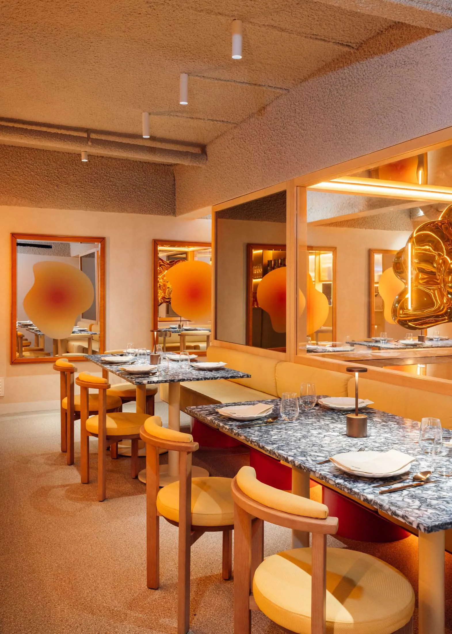 現代餐廳內部,搭配大理石餐桌、皮革座椅及木質元素。