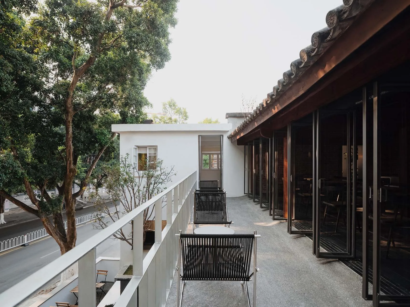 現代餐廳露台,採用混凝土地板與簡約設計。